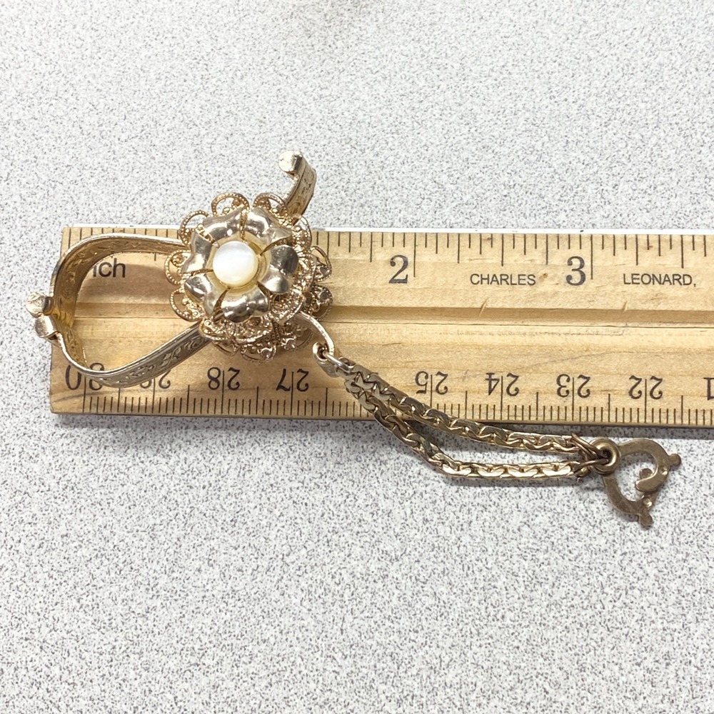 Vintage Gold Tone Floral Glove Clip‎ Holder with Chain and Faux Pearl Accent - Picture 6 of 8
